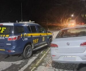 PRF recupera carro furtado em Cachoeiro de Itapemirim
