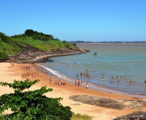 Praias secretas e trilhas: caminhada revela belezas únicas de Anchieta Praia do Coqueiro em Anchieta