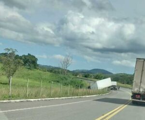 Tombamento de carreta em Apiacá