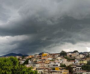 Cidades capixabas recebem dois alertas para chuvas intensas imagem ilustra previsão do tempo em Cachoeiro