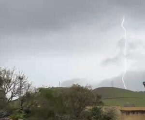 Vídeo | Morador registra momento exato da queda de um raio no Caparaó