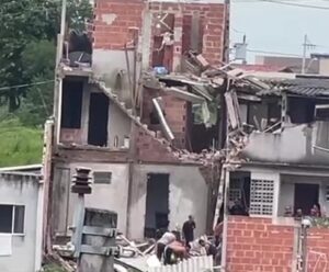 Vídeo | Homem fica ferido após parte de casa desabar no ES