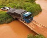 Susto! Caminhão fica pendurado em ponte no interior do Caparaó