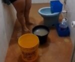 Moradora grava vídeo revoltada com a BRK após esgoto invadir sua casa