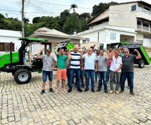 Apiacá faz entrega de transportes agrícolas para famílias rurais Veículos Agrícolas Bom Jesus do Itabapoana