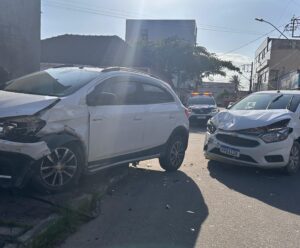Batida entre veículos interdita via em Piúma