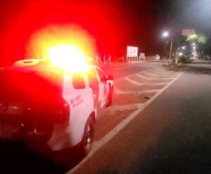Mistério em Alegre: corpo coberto com lençol é encontrado em rodovia Viatura da PM - Corpo em Alegre