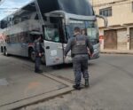 Policiais abordam ônibus no Sul do ES e vão “parar no banheiro”