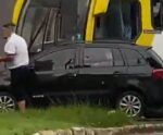 VÍDEO| Carro é arrastado por ônibus em Cachoeiro