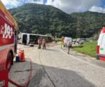 Ônibus com adolescentes tomba e deixa feridos
