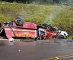 Acidente entre caminhão de bombeiros e carro deixa cinco mortos