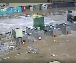 Chuvas intensas deixam passageiros ilhados Imagem ilustra alerta severo de chuvas intensas