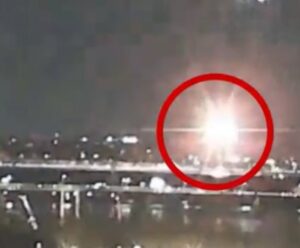 Avião e helicóptero colidem e caem nos Estados Unidos; vários morrem Imagem descreve aviao cai em washington