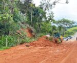 Chuva no Caparaó: barreira desmorona na BR-482 em Guaçuí