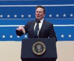 Elon Musk faz suposta saudação nazista e gera polêmica