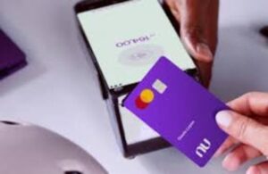 Nubank está pagando indenização? Veja o que é verdade e o que é fake Imagem com uma maquininha e cartão ilustrando nubank fora do ar