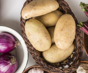 Boletim aponta queda no preço da batata e alta da cebola e tomate preço alimentos