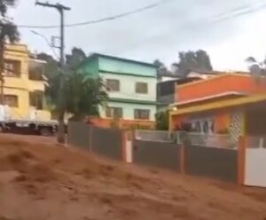 VÍDEO | Chuva transforma ruas de Mimoso do Sul em “rio”
