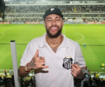 Voo do Neymar: atleta chega no Brasil para se apresentar ao Santos