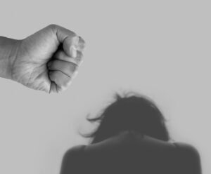 Jovem é agredida e estuprada pelo ex namorado no ES Agressão contra mulher