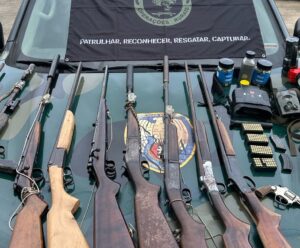 Ação contra caça ilegal acha armas, luneta e até paca congelada no ES Armas luneta paca congelada