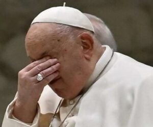 A foto apresenta o Papa Francisco pensativo