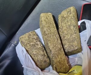PRF apreende quase 1kg de maconha em município do Espirito Santo PRF apreende maconha