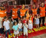 Bombeiros fazem surpresa para criança em sua festa de aniversário