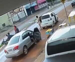 VÍDEO | Acidente ‘bizarro’ mata motociclista