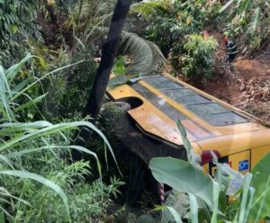 VÍDEO | Ônibus que transportava crianças cai em ribanceira no ES acidente são roque do canaã