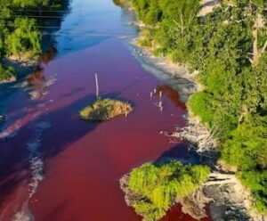 Apocalipse! Rio fica vermelho como ‘sangue’ e assusta cidade; confira