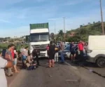 Acidente trava trânsito em rodovia; motociclista gravemente ferido