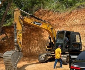 escavadeira furtada em Ecoporanga