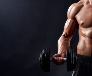 7 benefícios da musculação: muito além da hipertrofia A foto mostra homem jovem praticando musculação