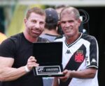Ex-jogador capixaba é homenageado em jogo do Vasco no ES; veja o vídeo