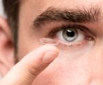 Você usa lentes de contato? Veja os cuidados a tomar