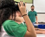 Alunos do ES usam óculos de realidade virtual para revisar conteúdo