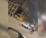 Ônibus vai parar dentro de agência bancária após acidente; veja foto