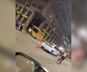 Ônibus vai parar dentro de agência bancária após acidente; veja foto Imagem ilustra onibus invade agencia