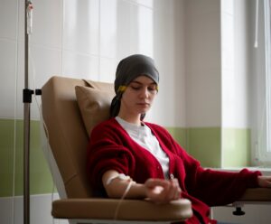 A foto mostra uma paciente em tratamento de leucemia