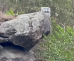 VÍDEO | O Rei Leão? Televisão no alto de rocha chama atenção na BR-262