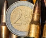 Turistas da guerra, reféns da economia