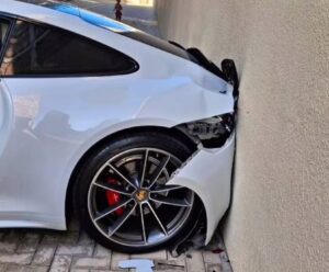 Vídeo | Criança engata ré e destrói Porsche de R$ 1 milhão porsche