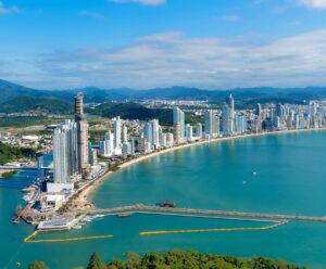 Três destinos para quem quer viajar sozinho e conhecer gente nova Florianópolis