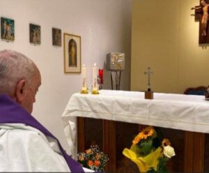 Primeira foto do Papa desde sua internação. Sinal de melhora? A foto mostra a foto mais recente do Papa