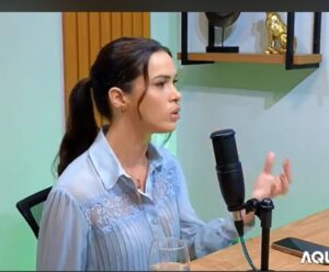 A foto mostra a Dra. Jacira Sobreira no podcst sobre Saúde da mulher contemporânea