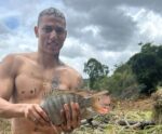 Capixaba Richarlison pesca e solta pipa em visita ao Espírito Santo