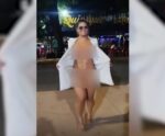 Vídeo | Mulher faz striptease em frente à delegacia; entenda
