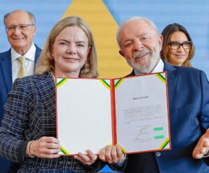 Lula nomeia Gleisi Hoffmann ministra para reforçar laços com Congresso