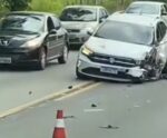 Acidente entre carros e carreta deixa trânsito lento na BR 101 Sul